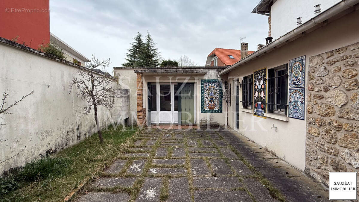 Maison à VERRIERES-LE-BUISSON