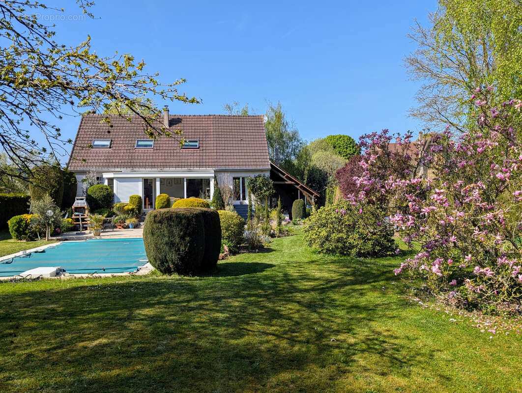 Maison à LA QUEUE-LES-YVELINES