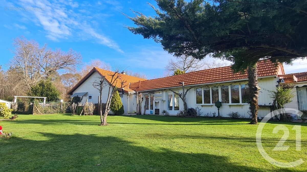 Maison à VENDAYS-MONTALIVET