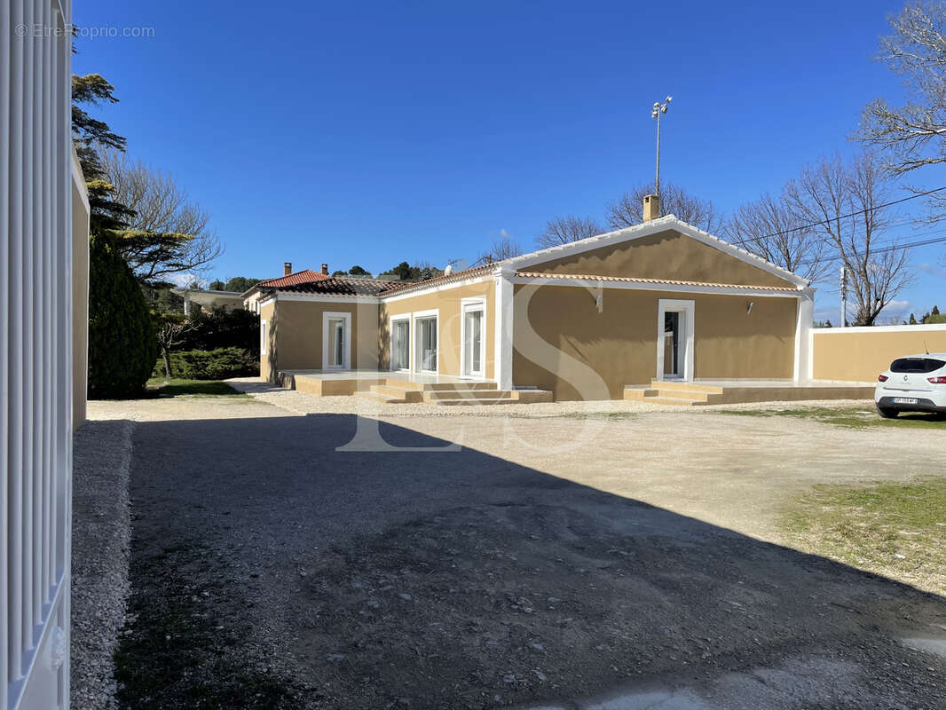Maison à ENTRAIGUES-SUR-LA-SORGUE