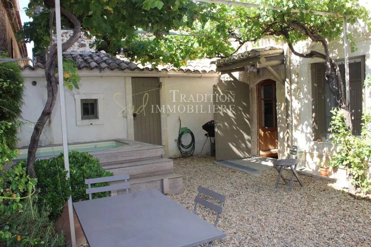 Appartement à MOURIES