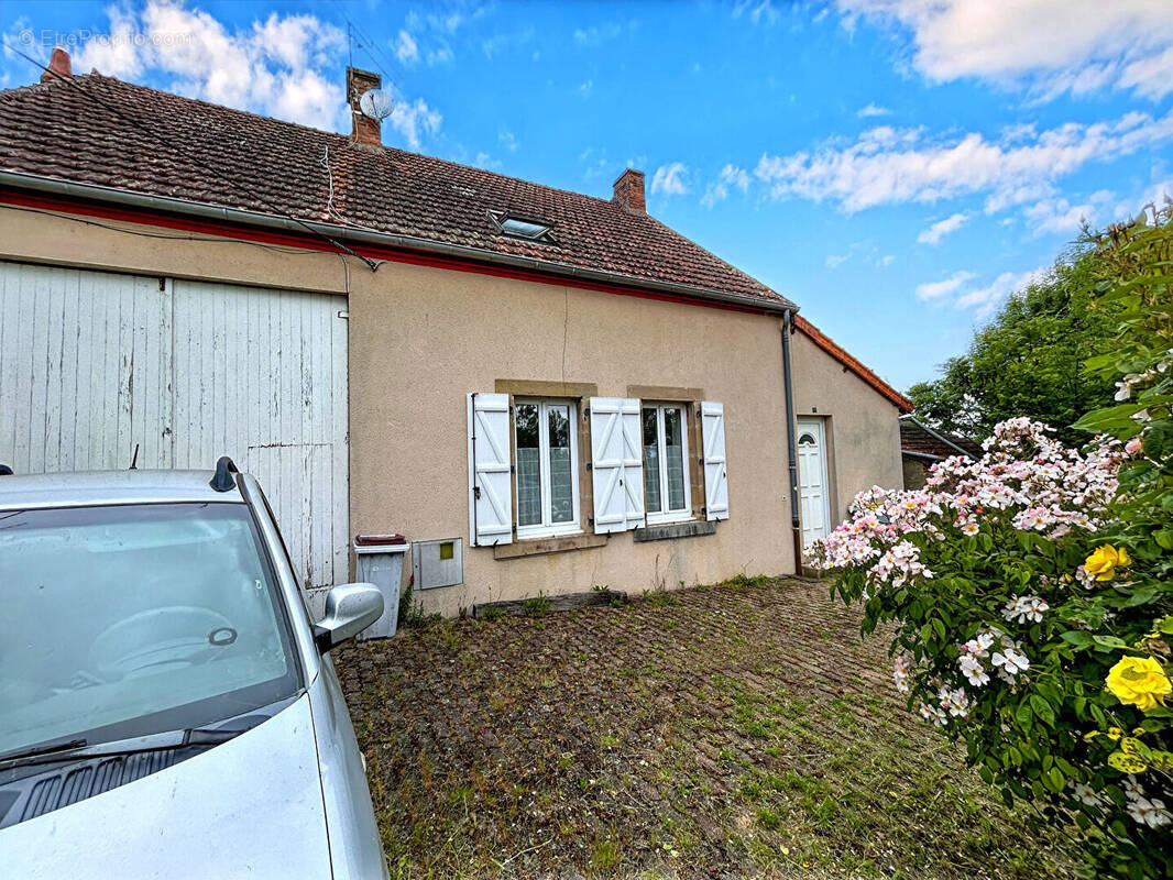 Maison à DURDAT-LAREQUILLE
