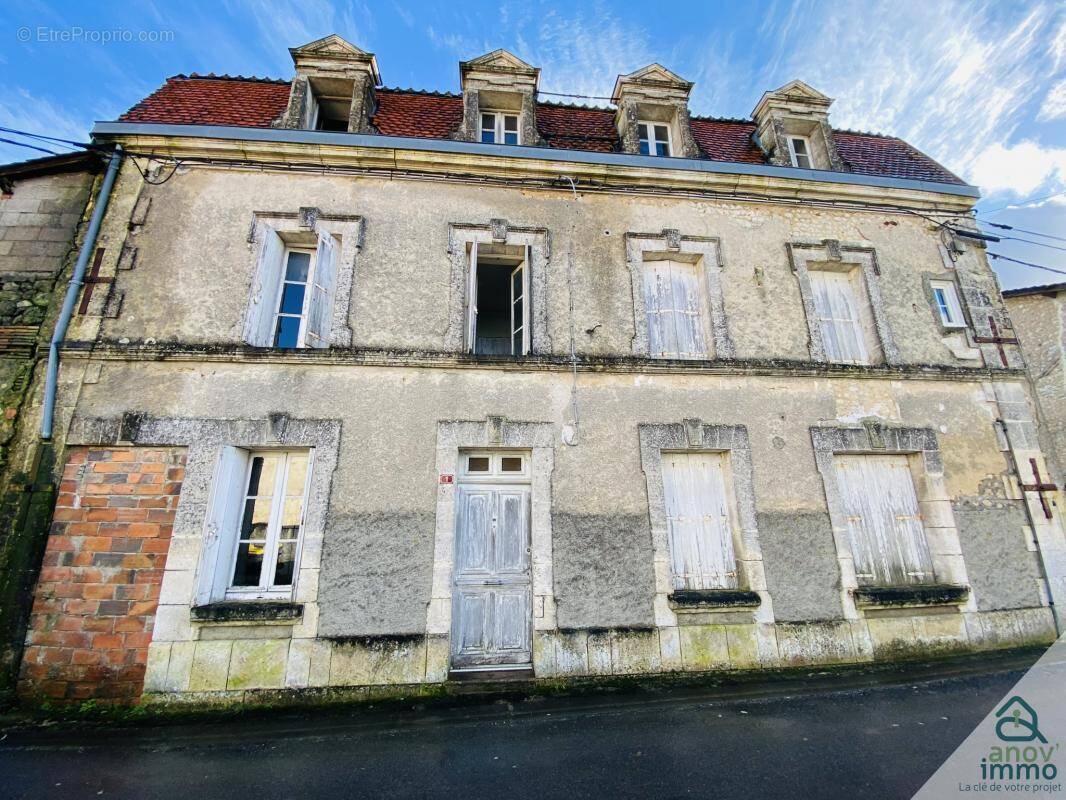 Maison à MONTMOREAU-SAINT-CYBARD