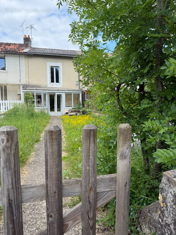 Maison à LIGUGE