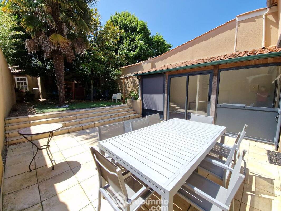Vue terrasse et jardin, dépendance au fond - Maison à LA ROCHE-SUR-YON