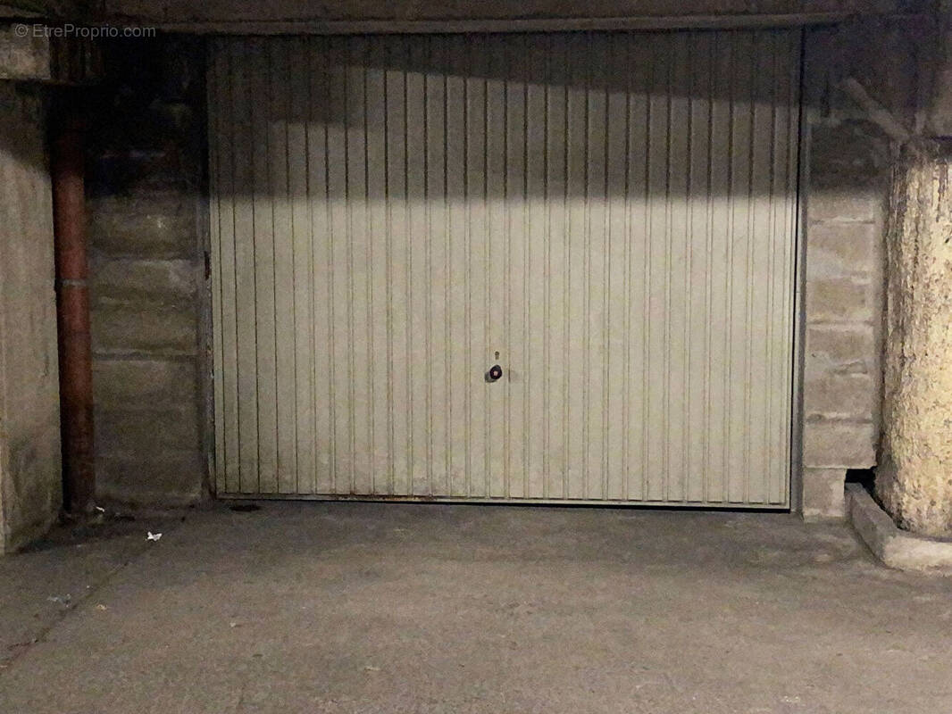 Parking à PARIS-20E