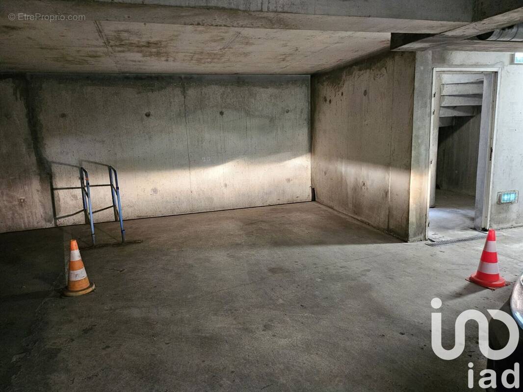 Photo 1 - Parking à TOURS