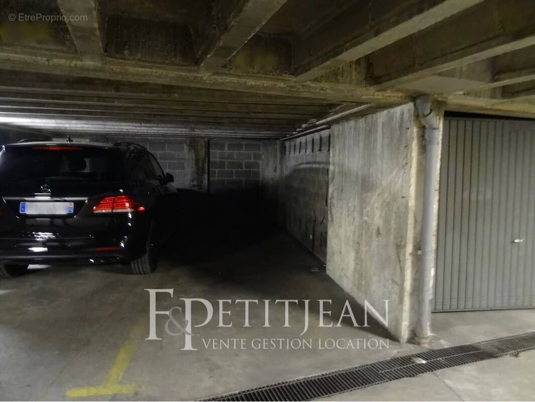 Parking à PARIS-16E