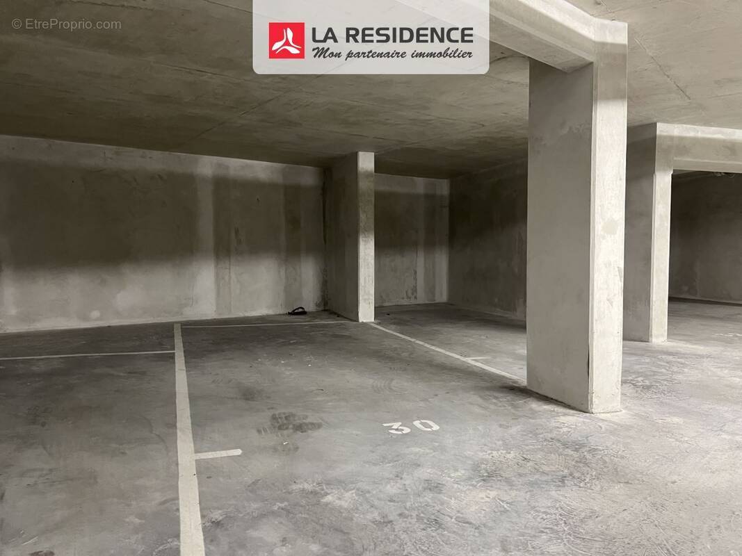 Parking à SAINT-LAURENT-DU-VAR