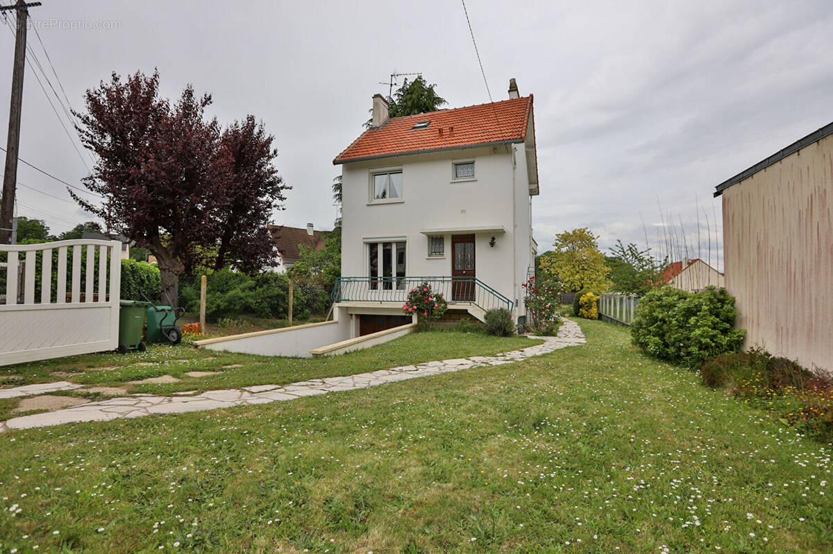Maison à LA QUEUE-LES-YVELINES