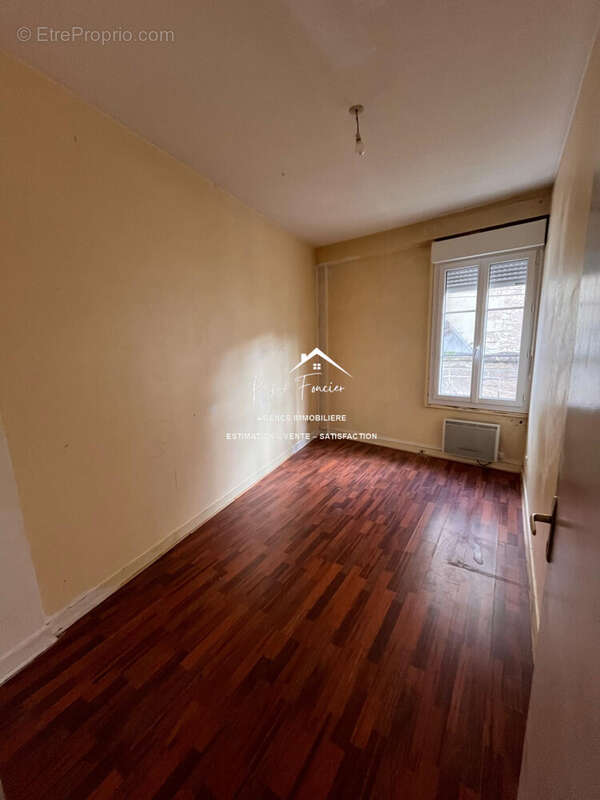 Chambre 1 de 10, 19 M2 - Appartement à CHATELLERAULT