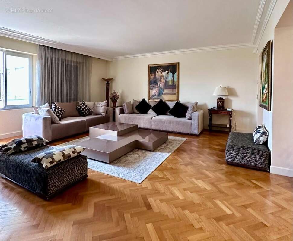 Appartement à PARIS-8E