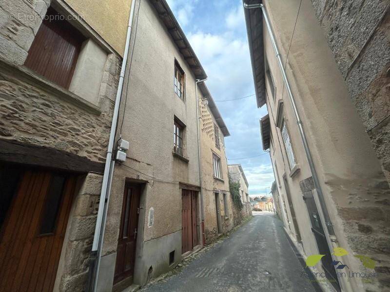 Appartement à SAINT-LEONARD-DE-NOBLAT
