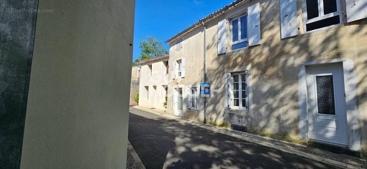 Maison à SURGERES