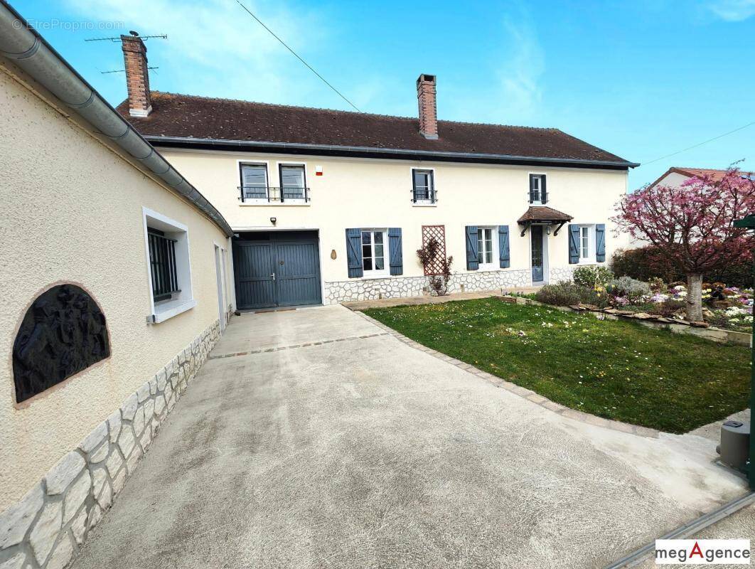 Maison à LE CHATELET-EN-BRIE