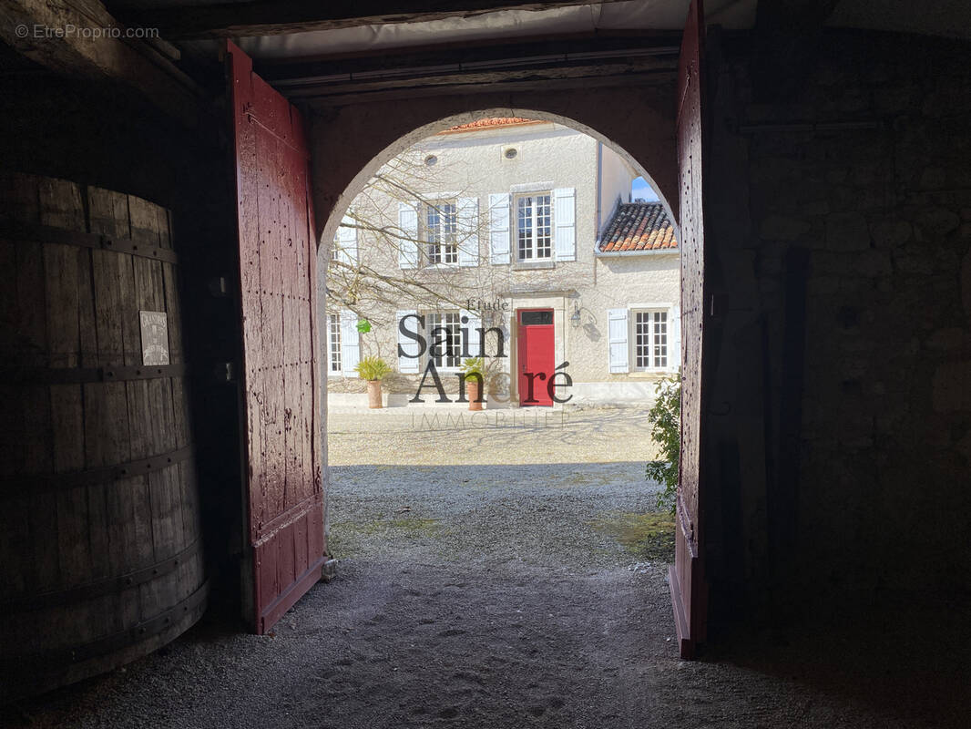 Maison à ROULLET-SAINT-ESTEPHE