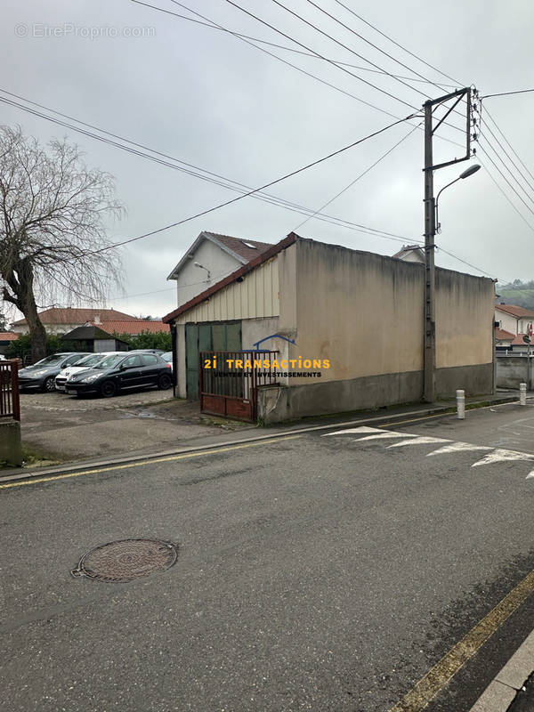 Commerce à LE CHAMBON-FEUGEROLLES