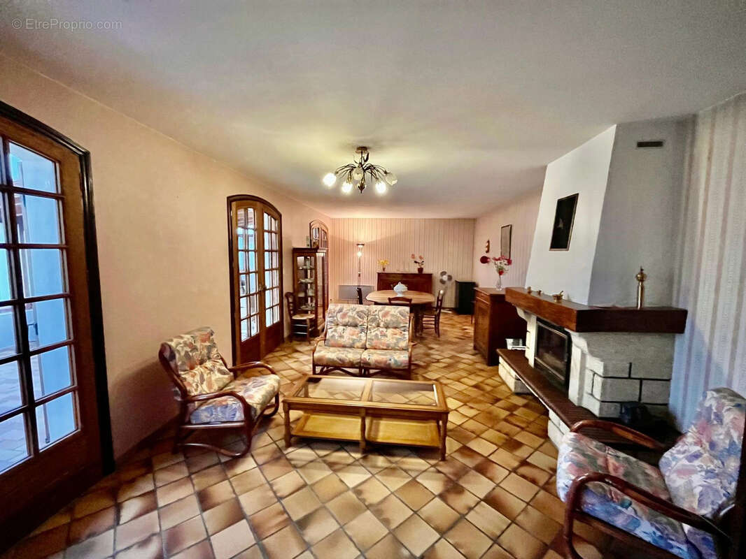 Maison à GENSAC-LA-PALLUE