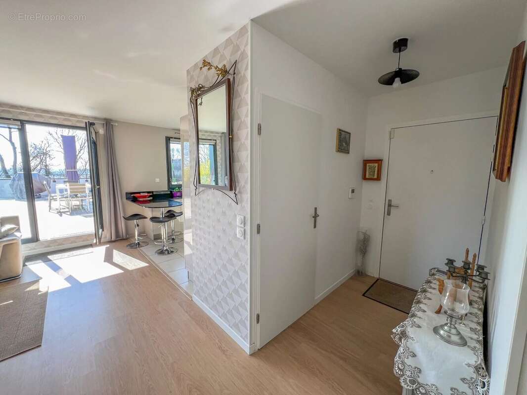 Appartement à LE MESNIL-SAINT-DENIS