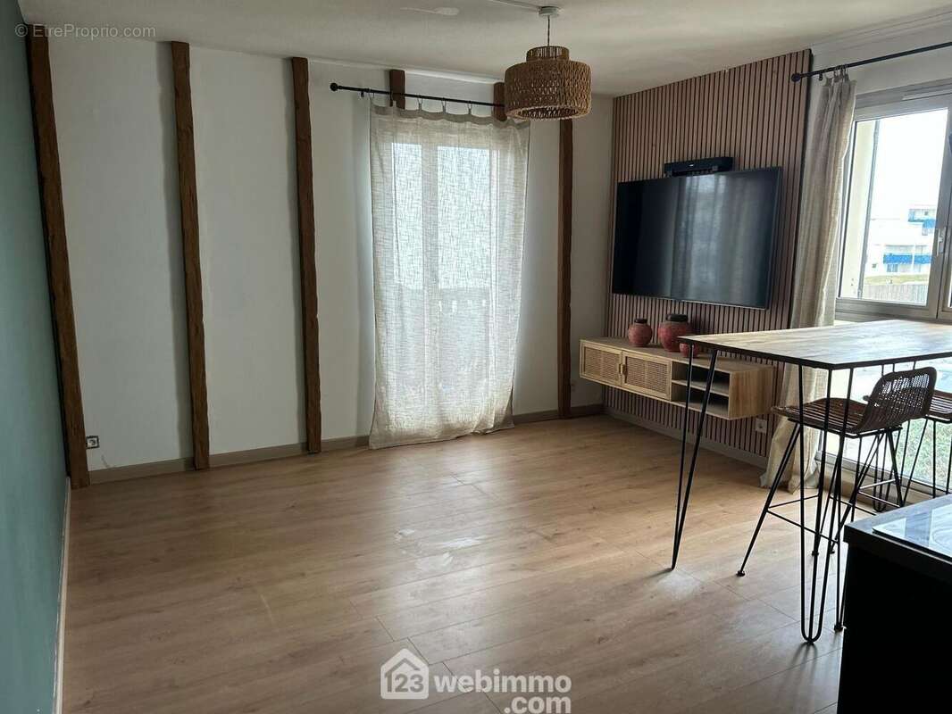 Espace de vie clair et bien agencé, offrant un accès direct au balcon avec vue mer. - Appartement à LACANAU
