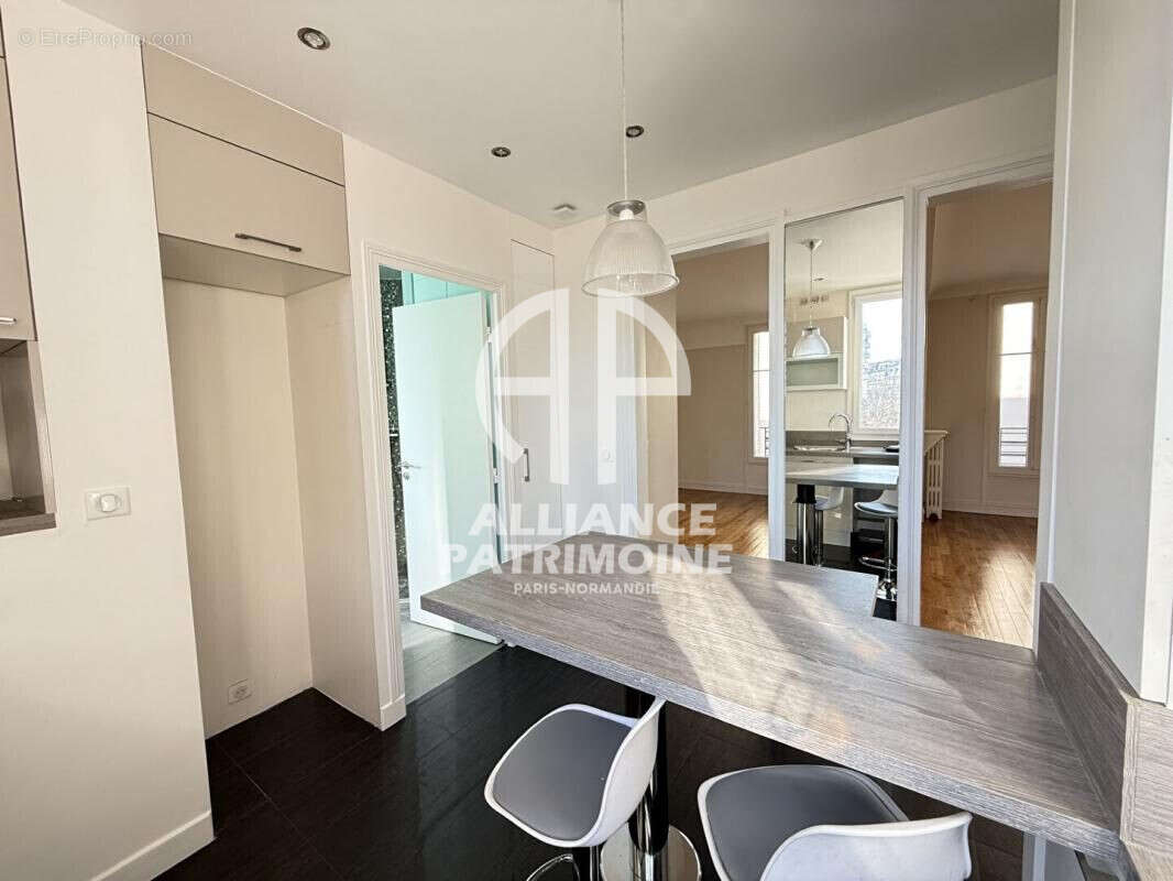 Cuisine aménagée équipee - Appartement à PARIS-16E