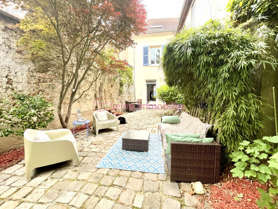 Maison à VERRIERES-LE-BUISSON