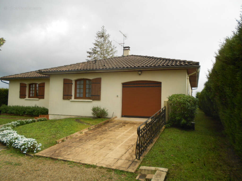 Maison à GENSAC-LA-PALLUE