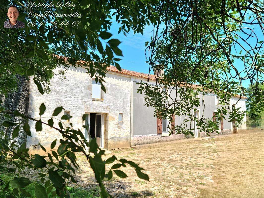 Maison à SAINT-HILAIRE-DES-LOGES
