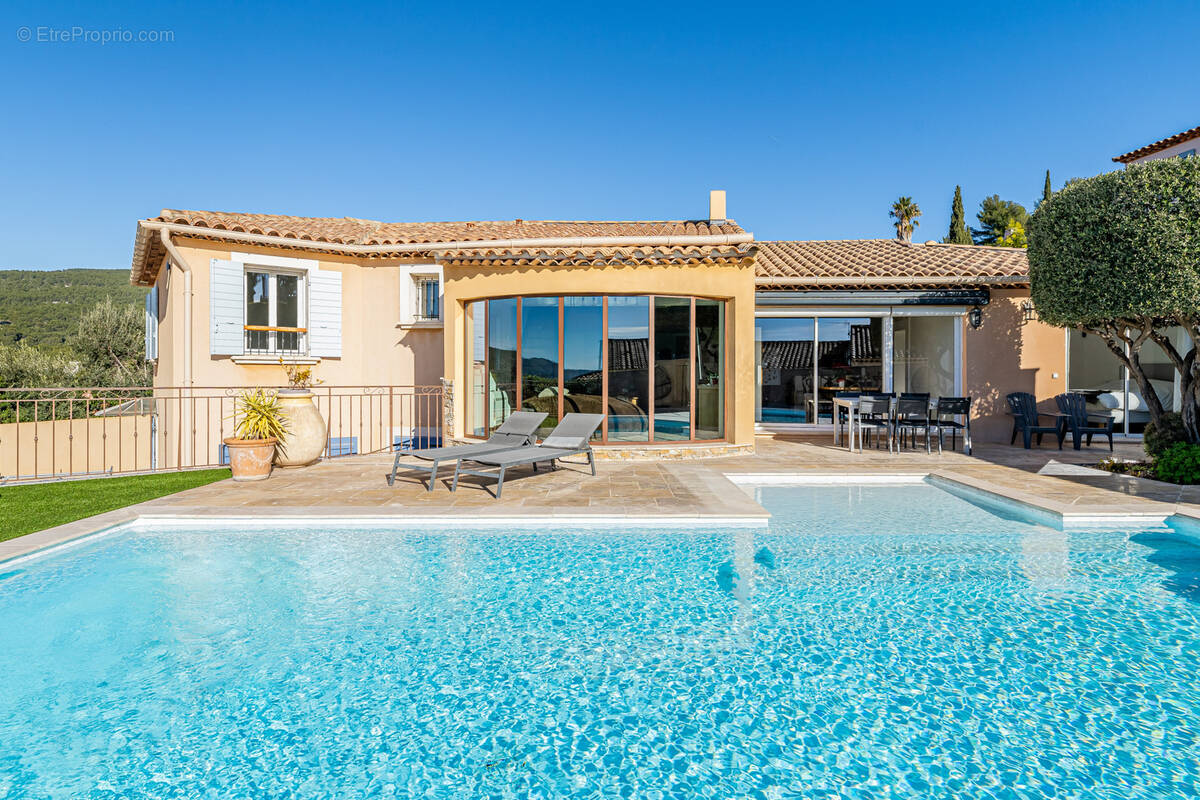 Maison à CEYRESTE