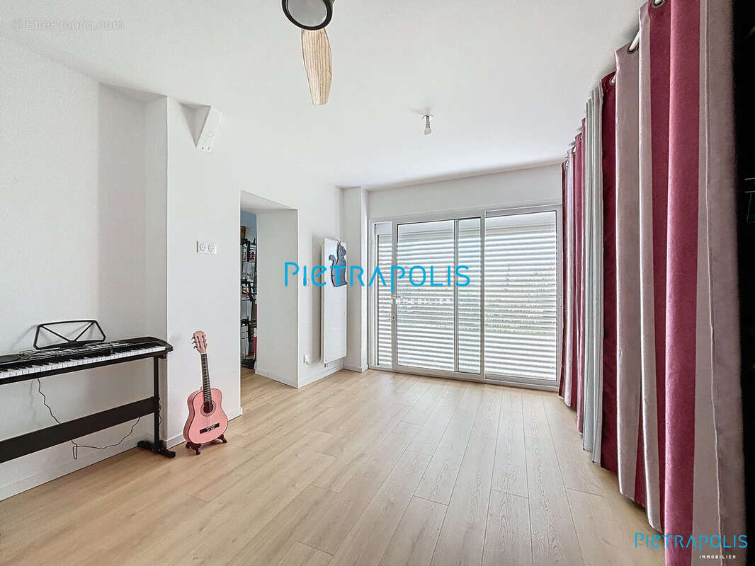 chambre rdc avec dressing - Maison à REPLONGES