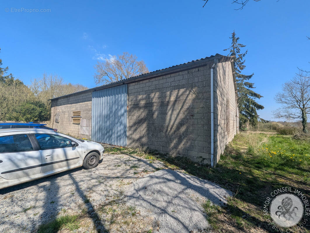 Parking à SAINT-GLEN
