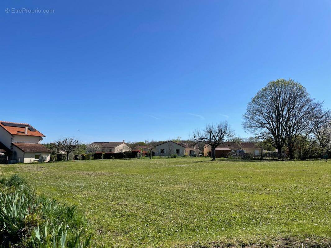 Terrain à AIXE-SUR-VIENNE