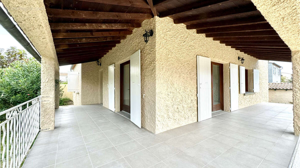 Maison à ENTRAIGUES-SUR-LA-SORGUE