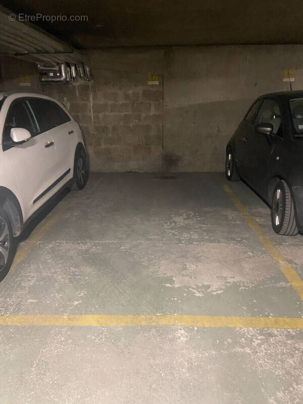 Parking à PARIS-17E