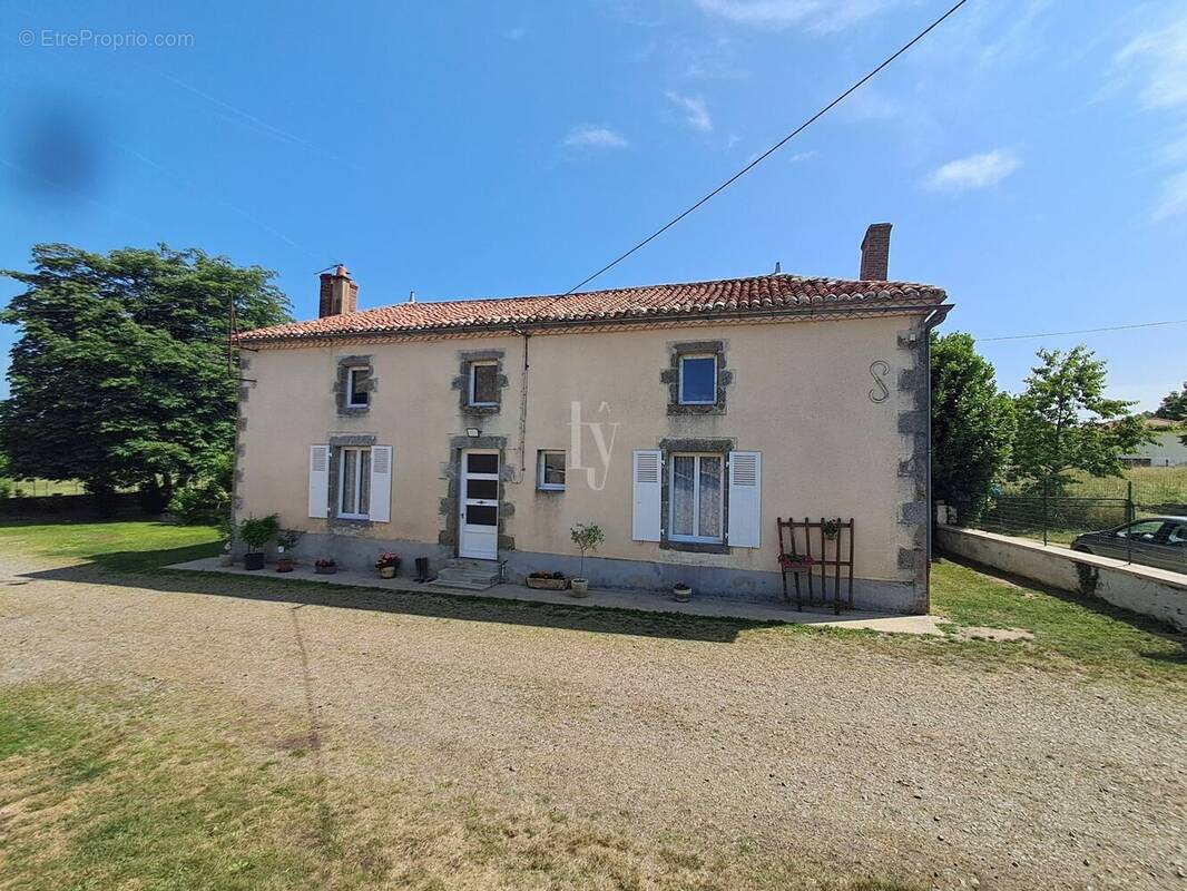 Maison à BUSSIERE-POITEVINE