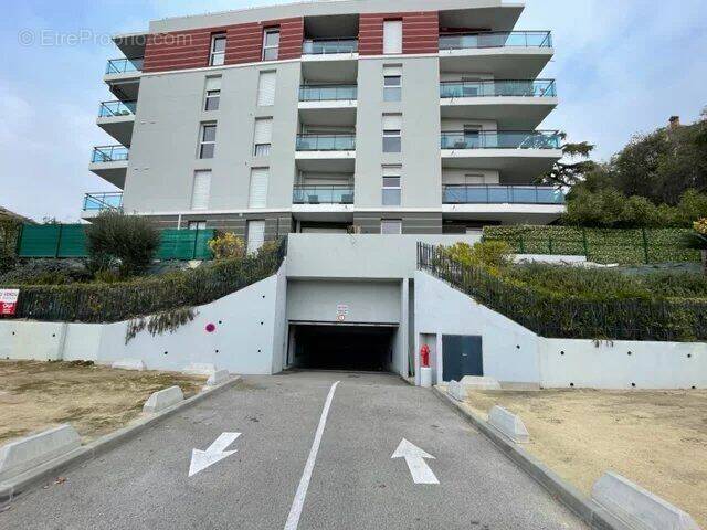 Photo 1 - Parking à SAINT-LAURENT-DU-VAR