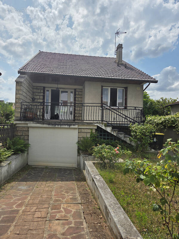 Maison à SAINTE-GENEVIEVE-DES-BOIS