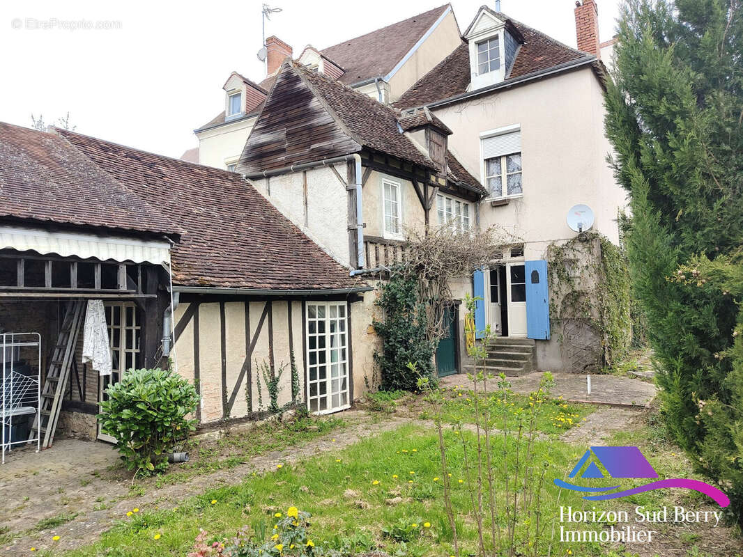Façade arrière et jardin - Maison à LA CHATRE