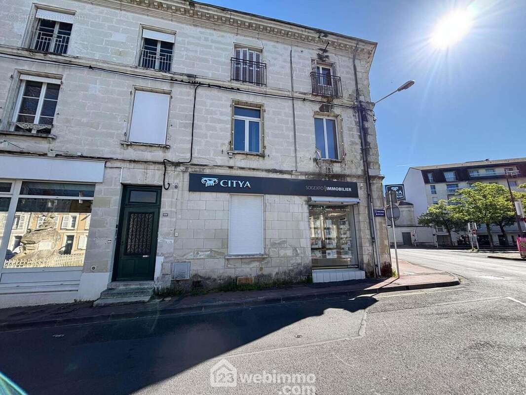 Au 1er étage de cet immeuble de ville, - Appartement à CHATELLERAULT