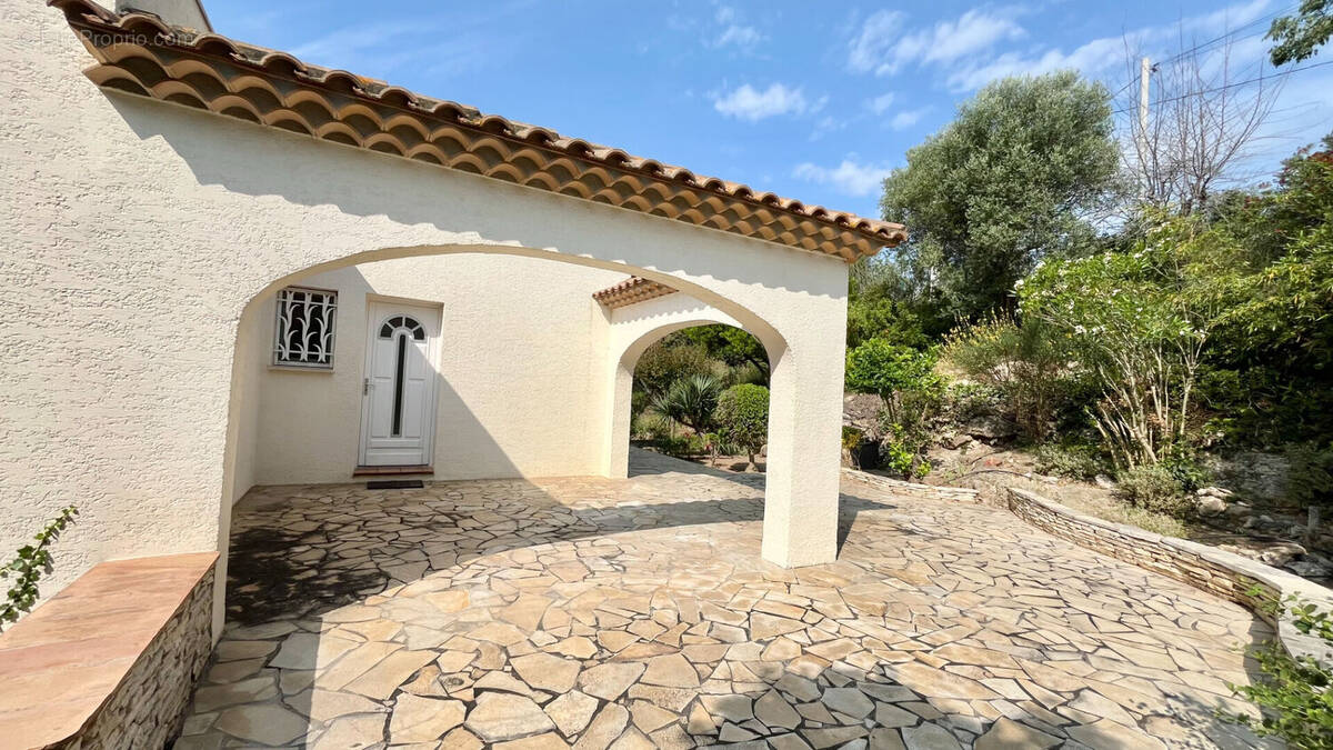Maison à POUSSAN