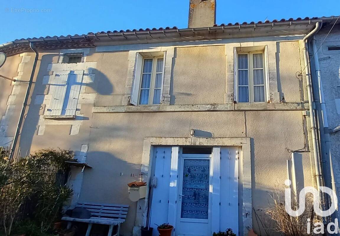 Photo 1 - Maison à MONTMOREAU-SAINT-CYBARD