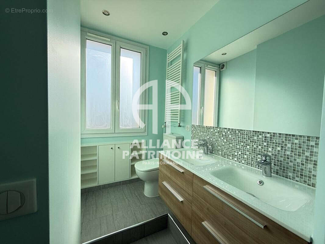 Salle de bains , wc - Appartement à PARIS-16E