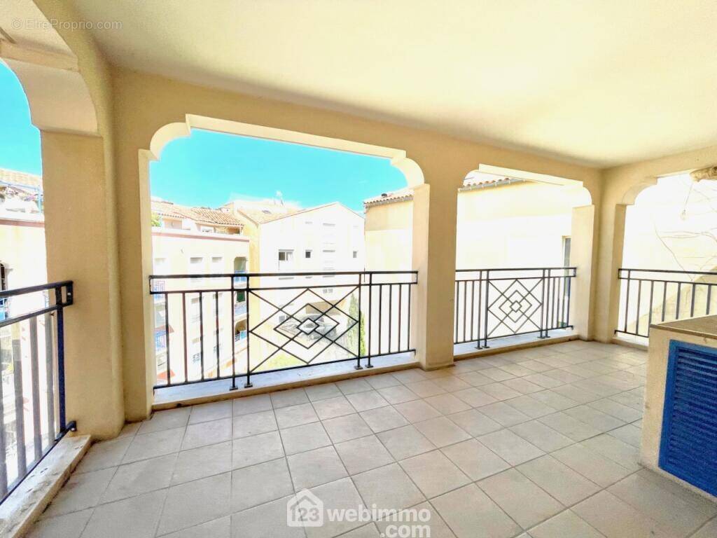 Rare en centre-ville : terrasse de 13 m² donnant sur jardin, au calme absolu. - Appartement à SAINTE-MAXIME