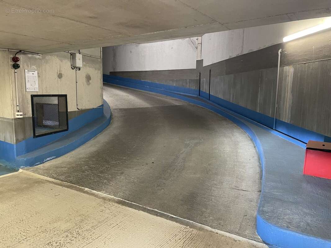 Rampe d&#039;accès intérieure - Parking à SURESNES