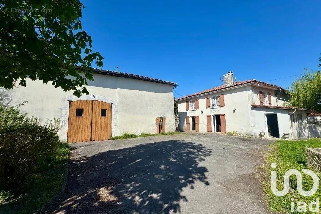 Photo 1 - Maison à BARBEZIEUX-SAINT-HILAIRE