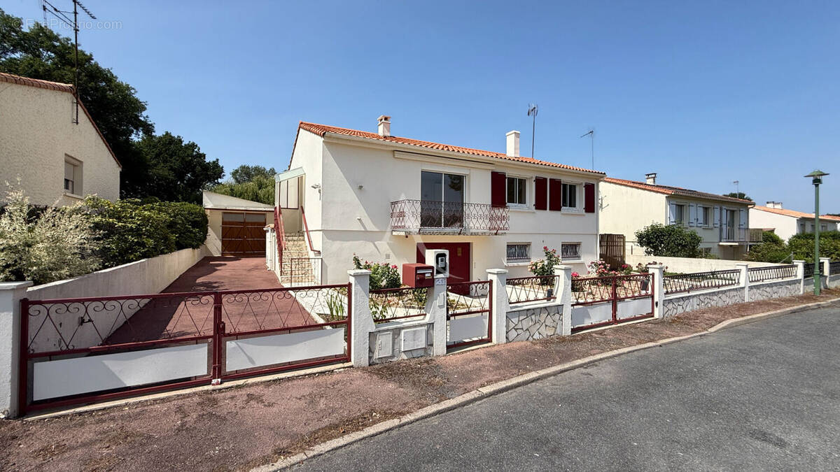 Maison à LA CHAIZE-LE-VICOMTE