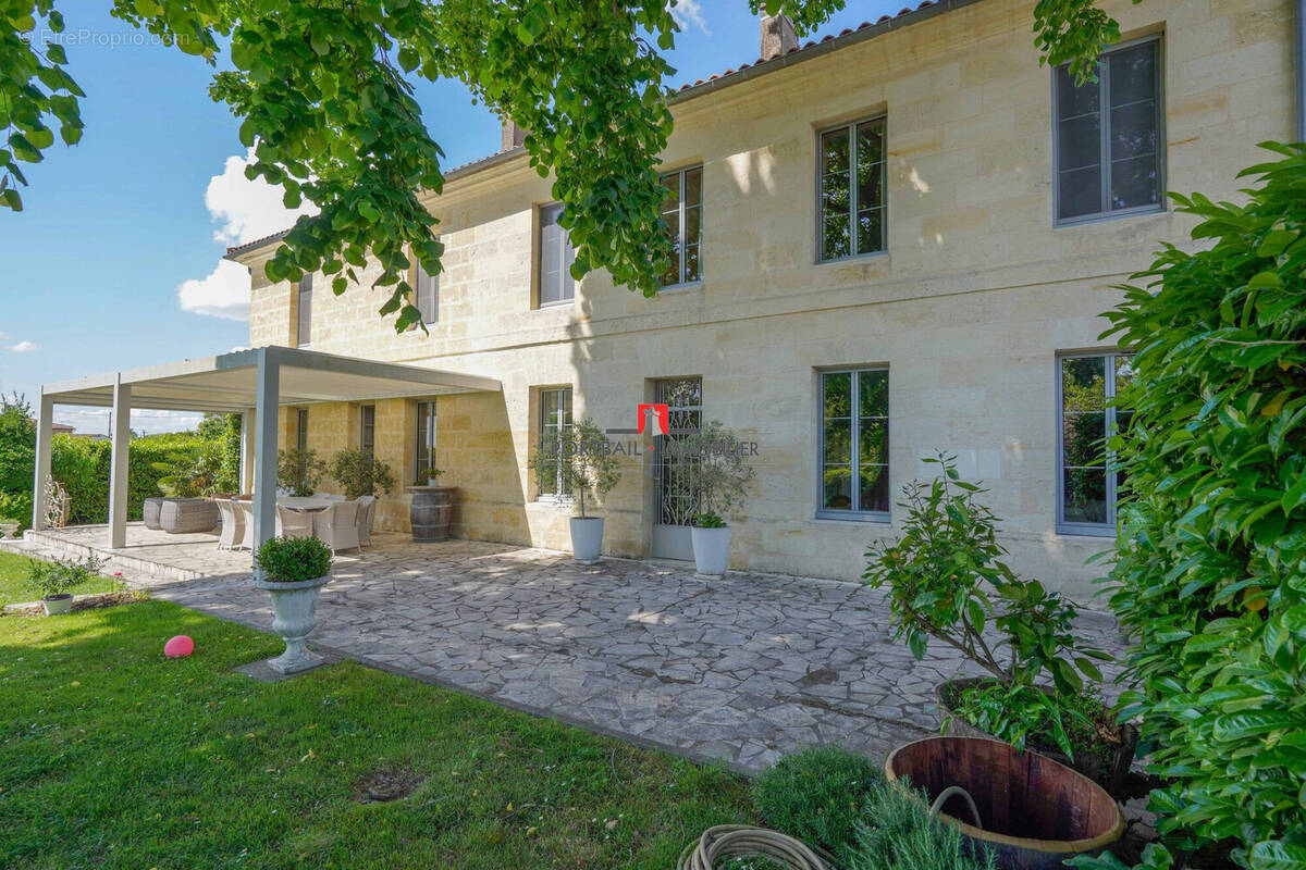 Façade principale et pergola - Maison à SAINT-ANDRE-DE-CUBZAC