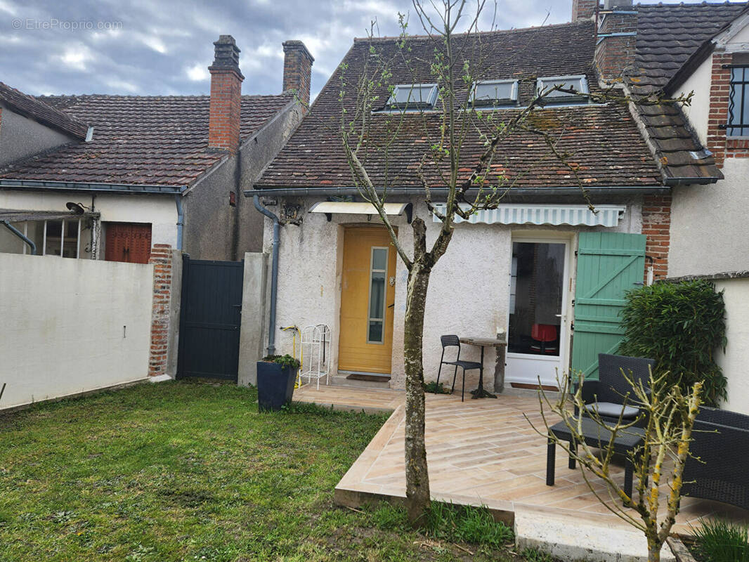 Maison à SELLES-SAINT-DENIS