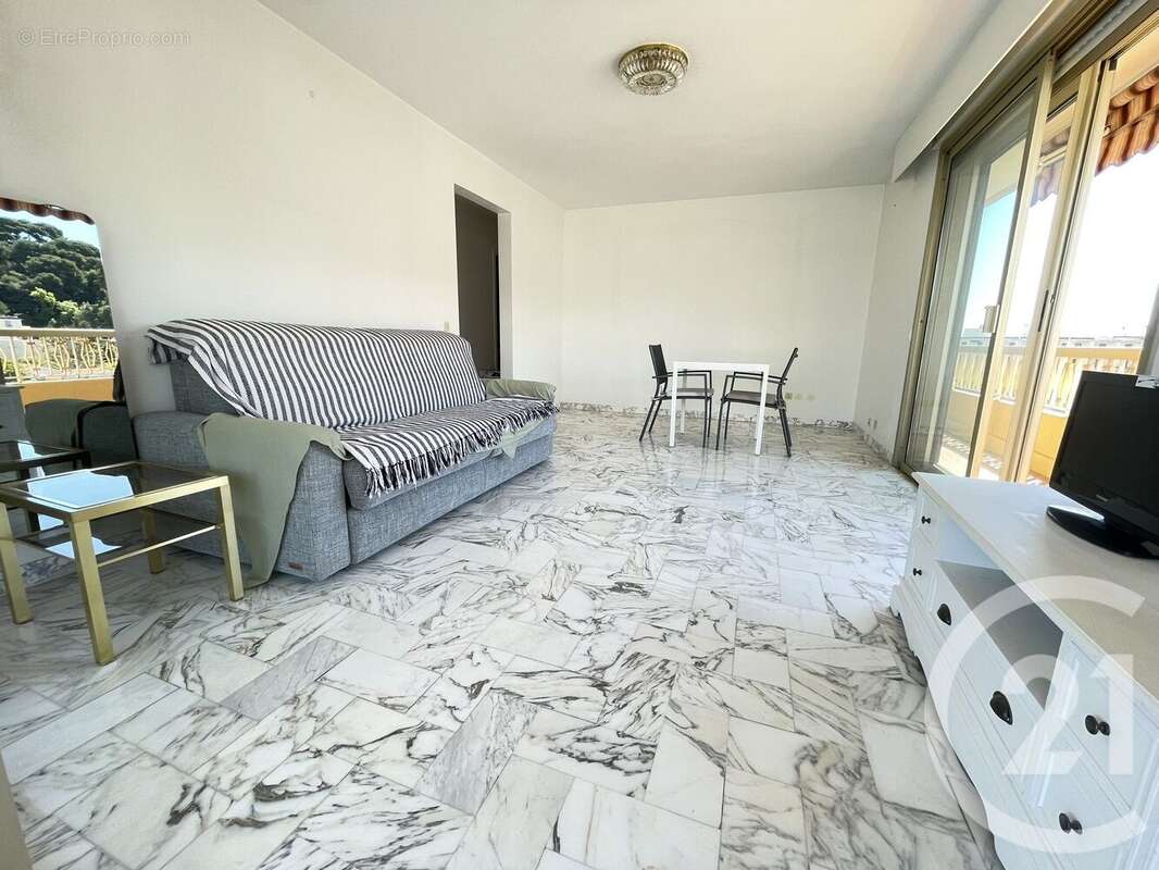 Appartement à SAINT-LAURENT-DU-VAR
