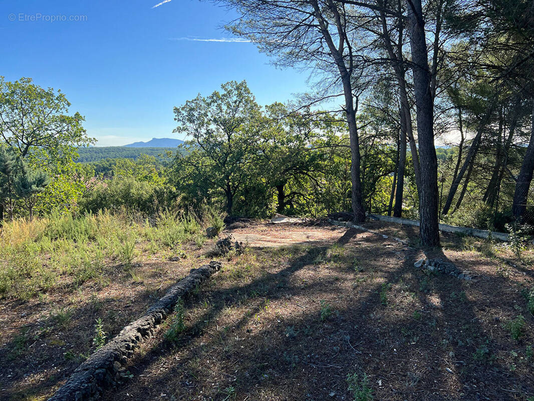 Terrain à GREASQUE